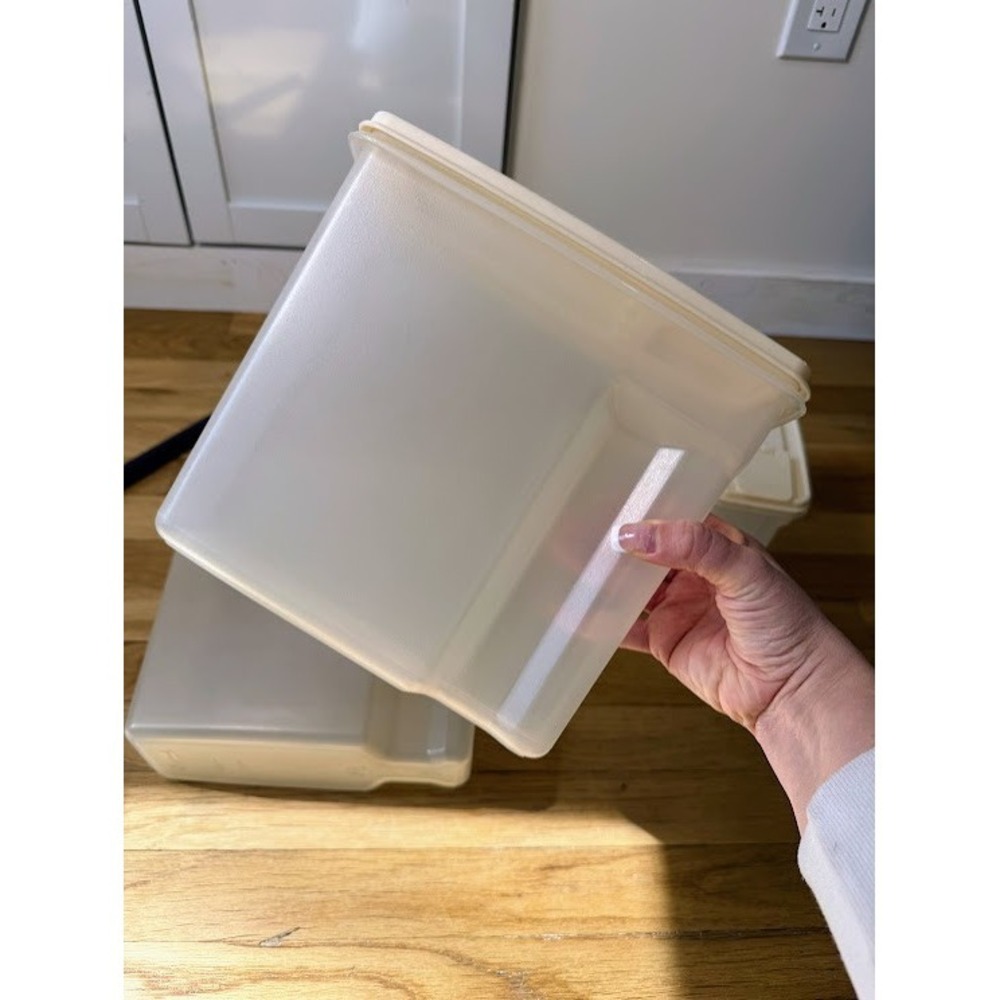VTG RUBBERMAID SERVIN SAVERS - 21 - 13 - 4 CUP - CEREAL KEEPERS - ALMOND LIDS - Picture 5 of 14